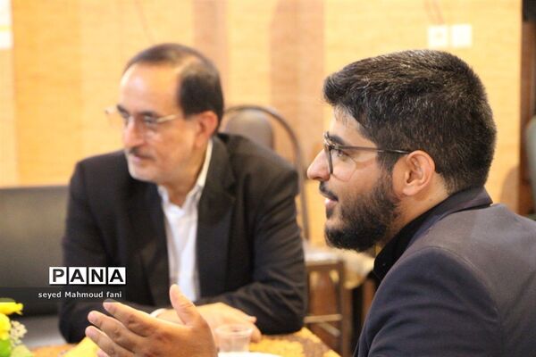 تجلیل مدیرکل آموزش و پرورش استان یزد از تعدادی از دانش‌آموز خبرنگاران پانا