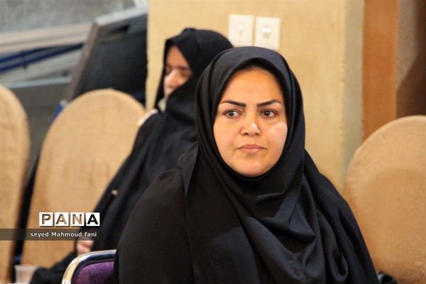 تجلیل مدیرکل آموزش و پرورش استان یزد از تعدادی از دانش‌آموز خبرنگاران پانا