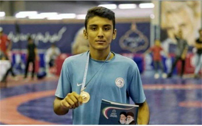 مدال طلای مسابقات کشتی کشوری بر گردن دانش‌آموز فرنگی کار ملاردی