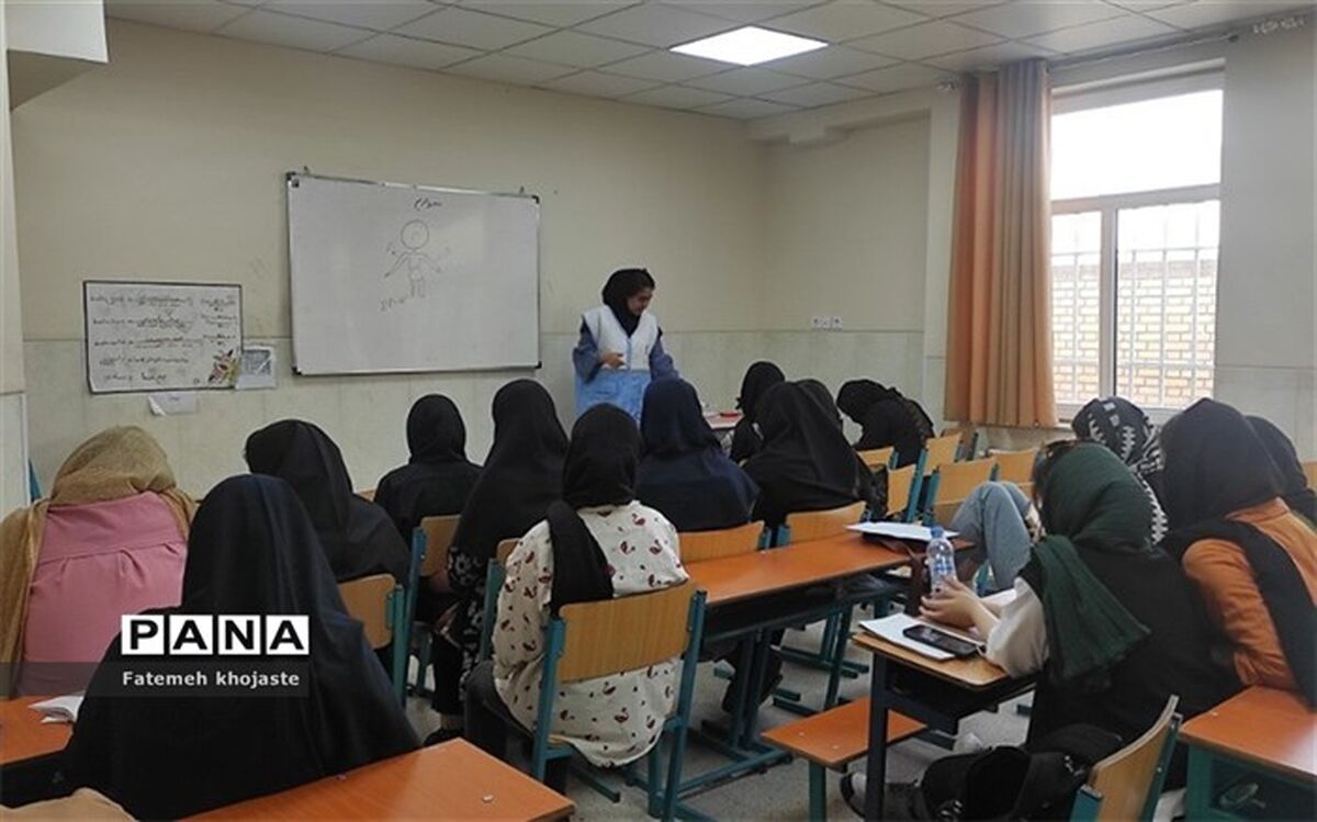 برگزاری کلاس‌های او‌قات‌فراغت آموزش امدادگری در مدرسه فرهنگ قرچک/فیلم
