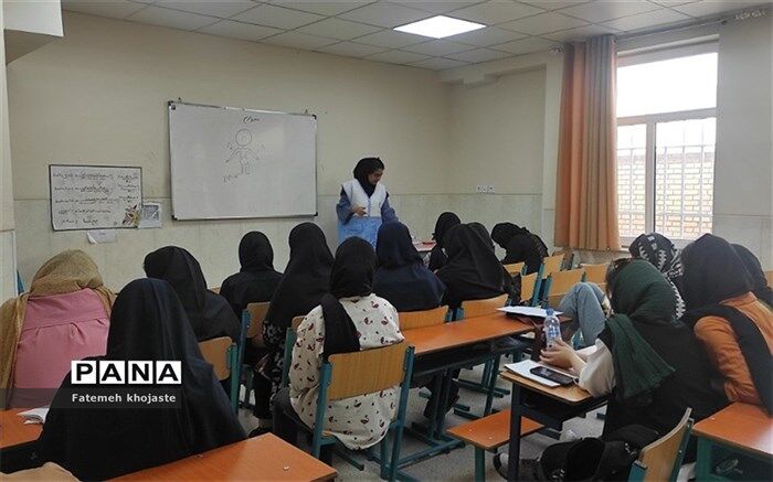 برگزاری کلاس‌های او‌قات‌فراغت آموزش امدادگری در مدرسه فرهنگ قرچک/فیلم