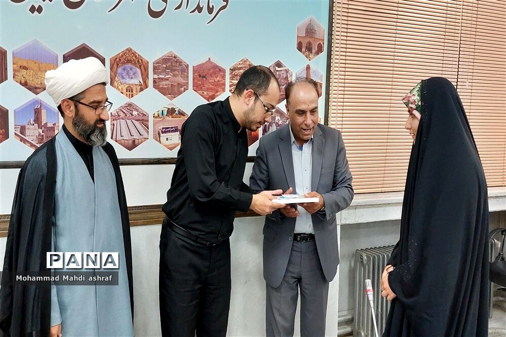 تجلیل از خبرنگار پانا در  روز خبرنگار با حضور مسئولان شهرستان نایین