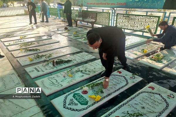 غبارروبی مزار شهدای مدافع حرم با حضور کارکنان آموزش و پرورش قم