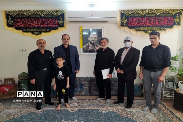 غبارروبی مزار شهدای مدافع حرم با حضور کارکنان آموزش و پرورش قم