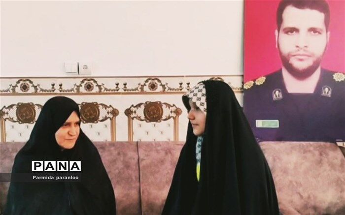 دیدار دانش‌آموز خبرنگاران پانا با خانواده شهید امیر کمندی در بهارستان/فیلم
