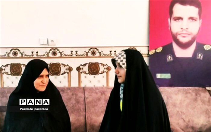 دیدار دانش‌آموز خبرنگاران پانا با خانواده شهید امیر کمندی در بهارستان/فیلم