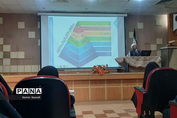 دوره آموزش معارف و اندیشه اسلامی بسیجیان در فرهنگسرای طاووسیه شیراز