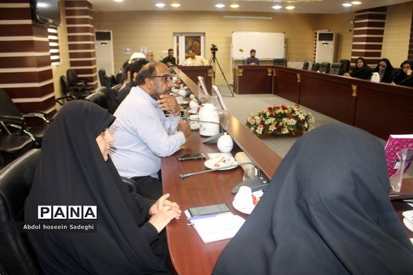 آیین رونمایی از پوستر مسابقه بزرگ کتابخوانی «ستاره‌ها چیدنی نیستند» و «بی پرده با حجاب» در بوشهر