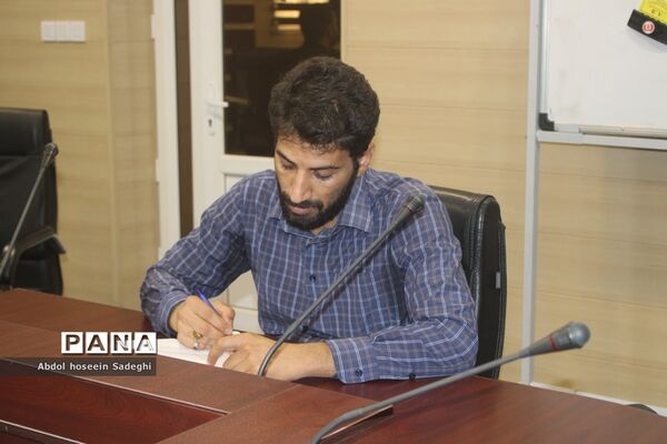 آیین رونمایی از پوستر مسابقه بزرگ کتابخوانی «ستاره‌ها چیدنی نیستند» و «بی پرده با حجاب» در بوشهر