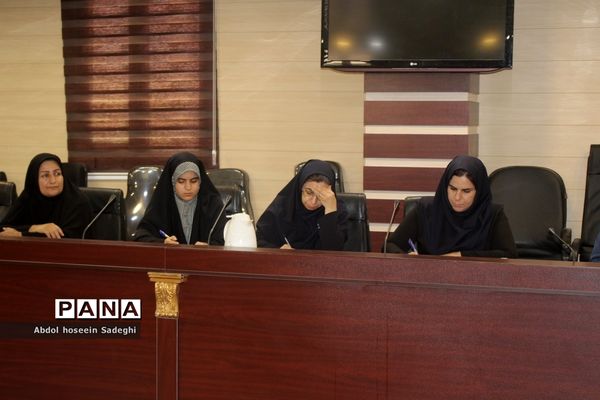 آیین رونمایی از پوستر مسابقه بزرگ کتابخوانی «ستاره‌ها چیدنی نیستند» و «بی پرده با حجاب» در بوشهر