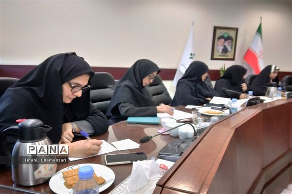 دومین نشست تخصصی هیات اندیشه‌ورز کمیسیون بانوان و خانواده با حضور اعضای سازمان دانش‌آموزی خراسان‌رضوی
