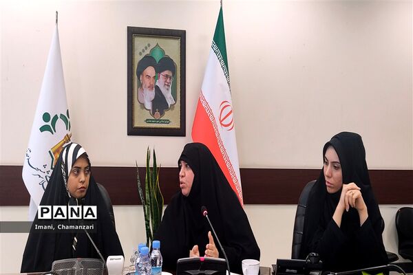 دومین نشست تخصصی هیات اندیشه‌ورز کمیسیون بانوان و خانواده با حضور اعضای سازمان دانش‌آموزی خراسان‌رضوی