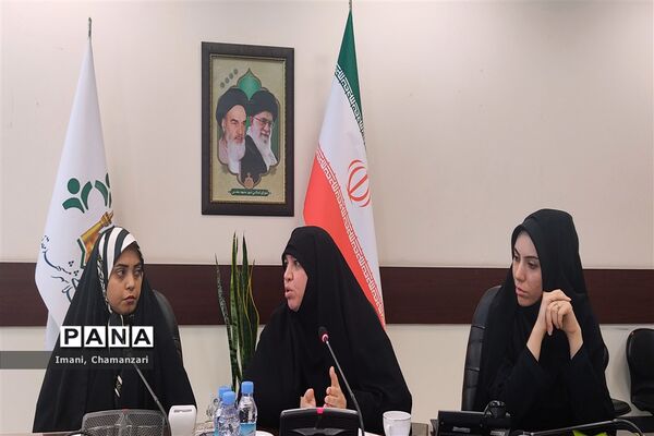 دومین نشست تخصصی هیات اندیشه‌ورز کمیسیون بانوان و خانواده با حضور اعضای سازمان دانش‌آموزی خراسان‌رضوی