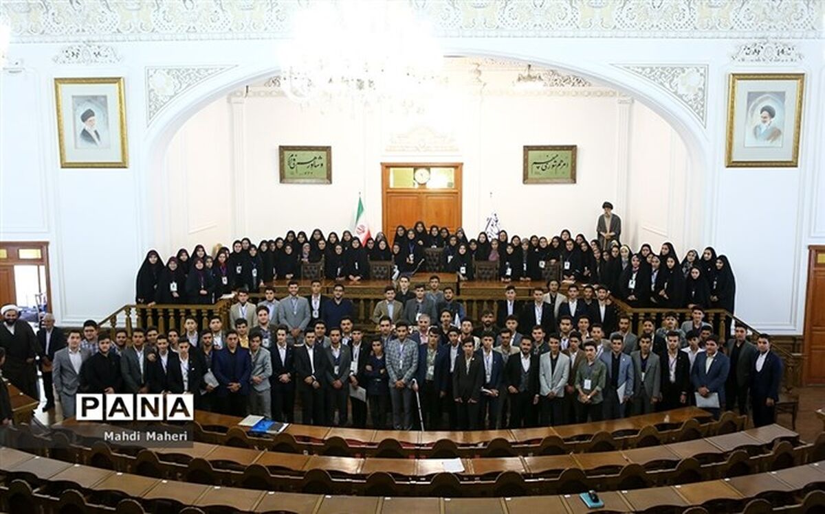 دانش‌آموزان حسینی ایران اسلامی خطاب به دشمنان: در راه قرآن و ولایت تا پای جان ایستاده‌ایم