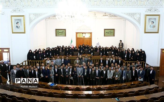 دانش‌آموزان حسینی ایران اسلامی خطاب به دشمنان: در راه قرآن و ولایت تا پای جان ایستاده‌ایم