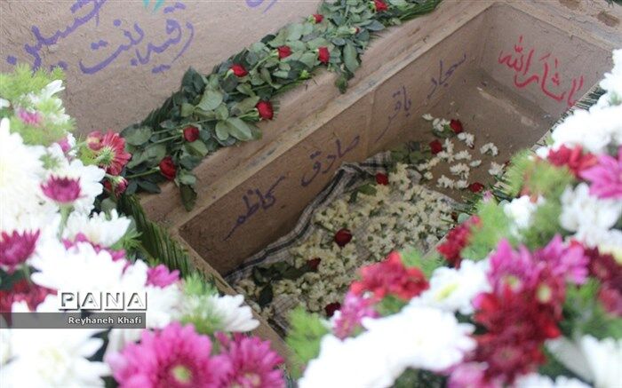 وداع غریبانه مادر شهید مدافع‌حرم با شهید گمنام شانزده ساله/فیلم