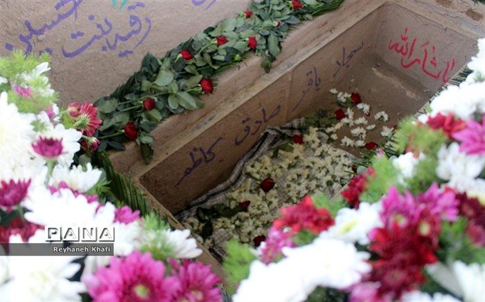 وداع غریبانه مادر شهید مدافع‌حرم با شهید گمنام شانزده ساله/فیلم