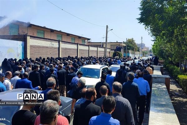 تشییع پیکر شهید دانش‌آموز در اداره‌کل آموزش و پرورش شهرستان‌های استان تهران