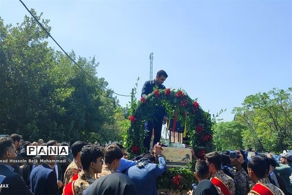 تشییع پیکر شهید دانش‌آموز در اداره‌کل آموزش و پرورش شهرستان‌های استان تهران