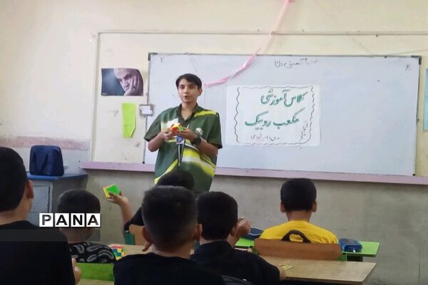 برگزاری کلاس آموزشی مکعب ‌روبیک با تدریس دانش‌آموز خبرنگار پانا