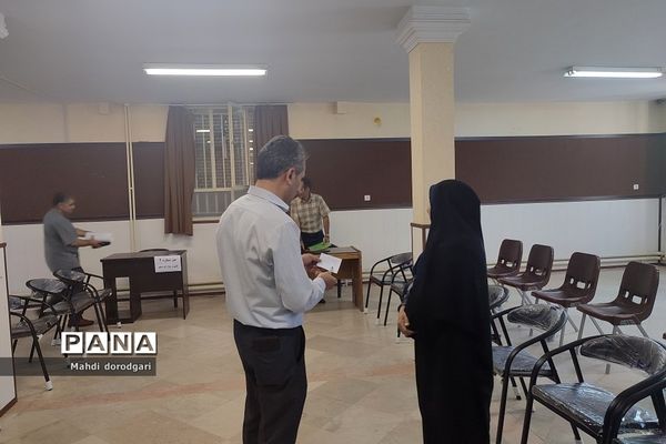 بازدید کارشناس متوسطه اول  از روند پروژه مهر دبیرستان شهید بهشتی رودهن