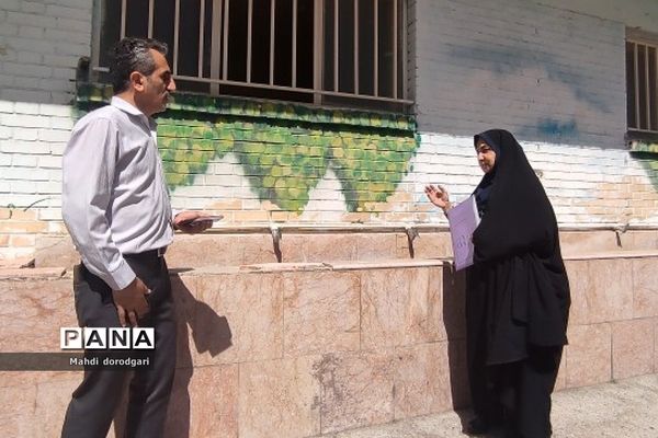 بازدید کارشناس متوسطه اول  از روند پروژه مهر دبیرستان شهید بهشتی رودهن