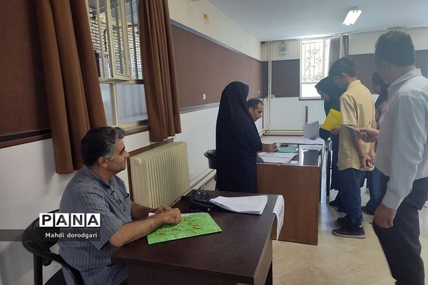 بازدید کارشناس متوسطه اول  از روند پروژه مهر دبیرستان شهید بهشتی رودهن