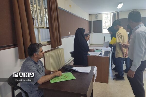 بازدید کارشناس متوسطه اول  از روند پروژه مهر دبیرستان شهید بهشتی رودهن