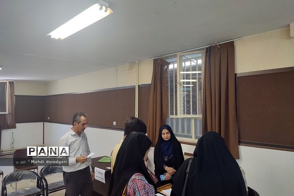 بازدید کارشناس متوسطه اول  از روند پروژه مهر دبیرستان شهید بهشتی رودهن