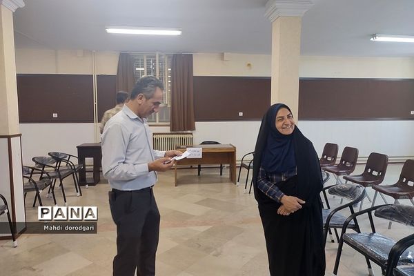 بازدید کارشناس متوسطه اول  از روند پروژه مهر دبیرستان شهید بهشتی رودهن