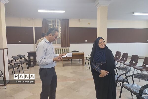 بازدید کارشناس متوسطه اول  از روند پروژه مهر دبیرستان شهید بهشتی رودهن