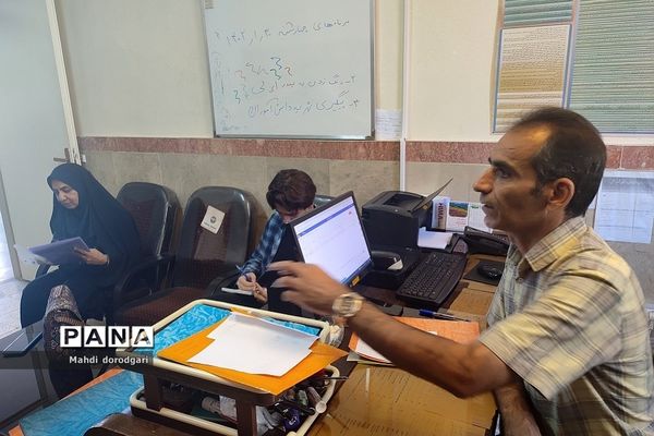 بازدید کارشناس متوسطه اول  از روند پروژه مهر دبیرستان شهید بهشتی رودهن