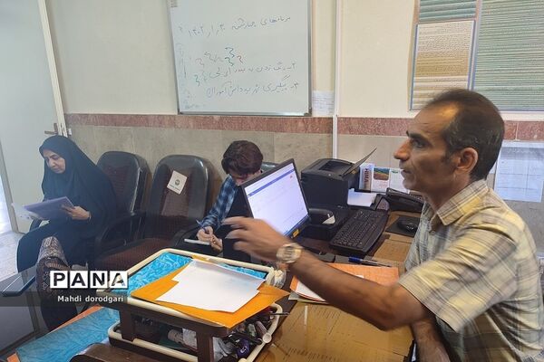 بازدید کارشناس متوسطه اول  از روند پروژه مهر دبیرستان شهید بهشتی رودهن
