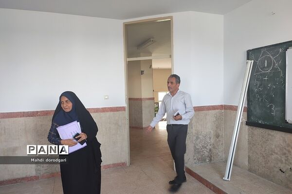 بازدید کارشناس متوسطه اول  از روند پروژه مهر دبیرستان شهید بهشتی رودهن