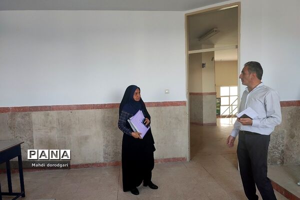 بازدید کارشناس متوسطه اول  از روند پروژه مهر دبیرستان شهید بهشتی رودهن