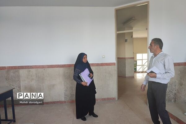 بازدید کارشناس متوسطه اول  از روند پروژه مهر دبیرستان شهید بهشتی رودهن