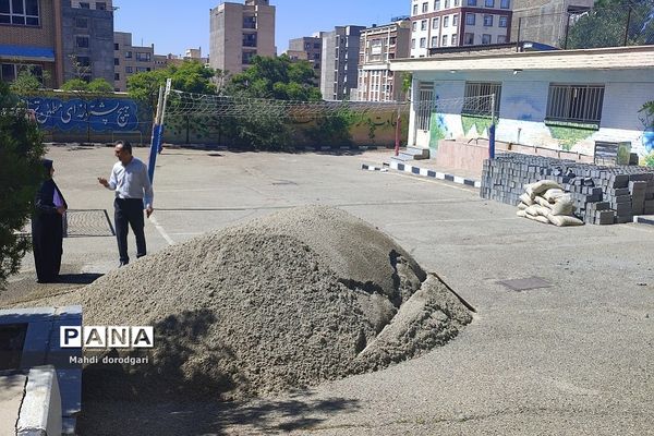 بازدید کارشناس متوسطه اول  از روند پروژه مهر دبیرستان شهید بهشتی رودهن