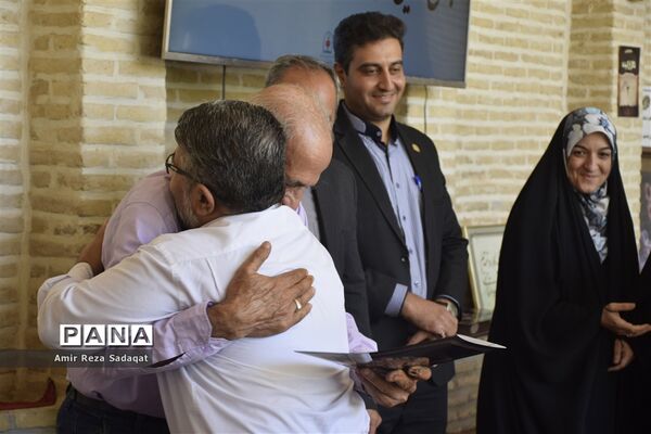 تجلیل از داوران و عوامل اجرایی جشنواره فرهنگی هنری ناحیه یک