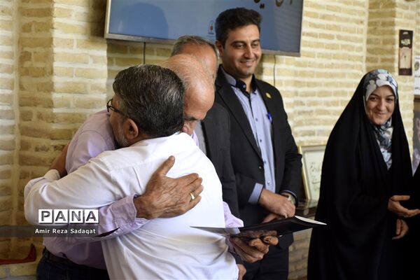 تجلیل از داوران و عوامل اجرایی جشنواره فرهنگی هنری ناحیه یک