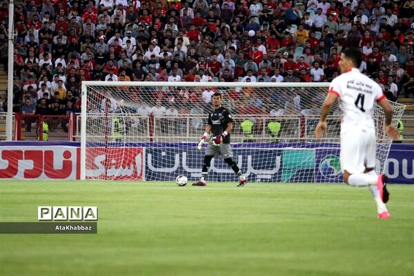 دیدار مسابقه فوتبال لیگ برتر بین تیم های تراکتور و پرسپولیس