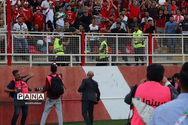 دیدار مسابقه فوتبال لیگ برتر بین تیم های تراکتور و پرسپولیس