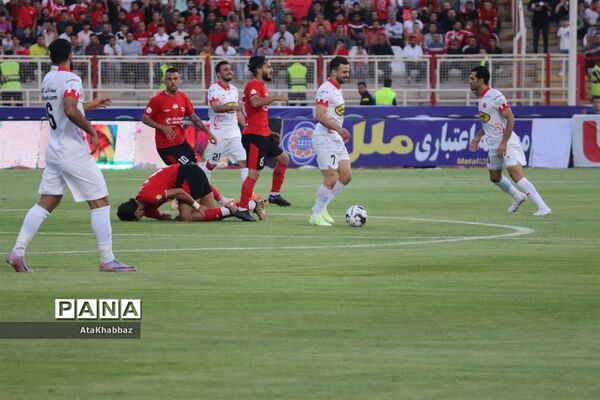 دیدار مسابقه فوتبال لیگ برتر بین تیم های تراکتور و پرسپولیس