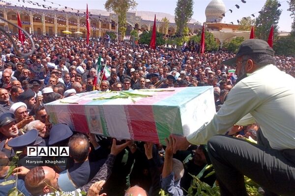 وداع با ۲  شهید حادثه تروریستی با حضور پر شور مردم شیراز