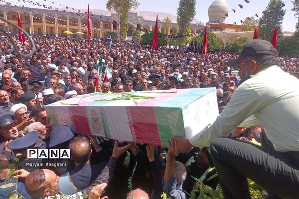 وداع با ۲  شهید حادثه تروریستی با حضور پر شور مردم شیراز