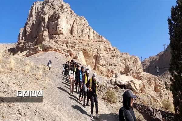 دوره آموزش کوهنوردی برای دانش‌آموزان عضو سازمان دانش‌آموزی استان اصفهان
