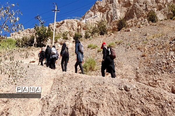 دوره آموزش کوهنوردی برای دانش‌آموزان عضو سازمان دانش‌آموزی استان اصفهان