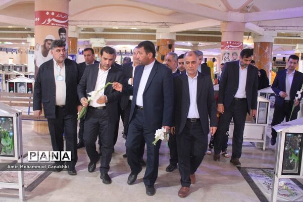 عطر افشانی و غبار روبی قبور مطهر شهدای فرهنگی و دانش‌آموز بوشهر