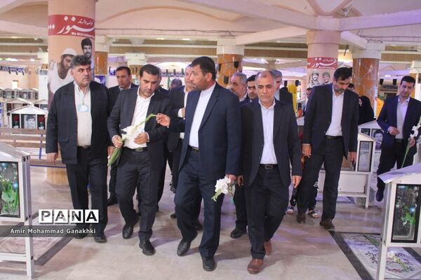 عطر افشانی و غبار روبی قبور مطهر شهدای فرهنگی و دانش‌آموز بوشهر