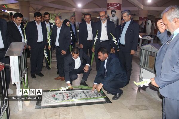 عطر افشانی و غبار روبی قبور مطهر شهدای فرهنگی و دانش‌آموز بوشهر