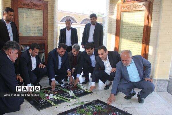 عطر افشانی و غبار روبی قبور مطهر شهدای فرهنگی و دانش‌آموز بوشهر